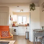 Spacious With Free Parking Apartment *