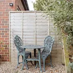 Spacious With Free Parking Apartment