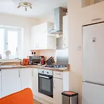 Spacious With Free Parking Apartment *