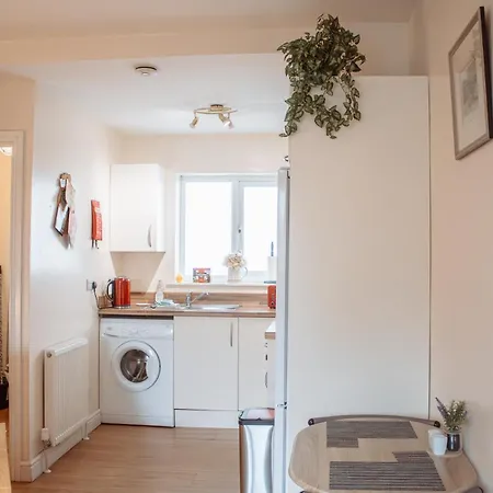 Spacious With Free Parking *