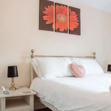 Spacious With Free Parking *