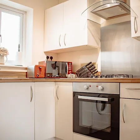 Spacious With Free Parking 公寓 *