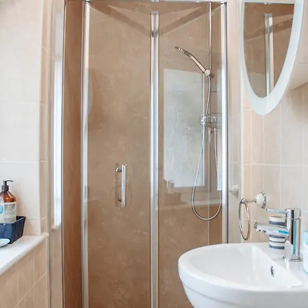 Spacious With Free Parking * 哈罗盖特