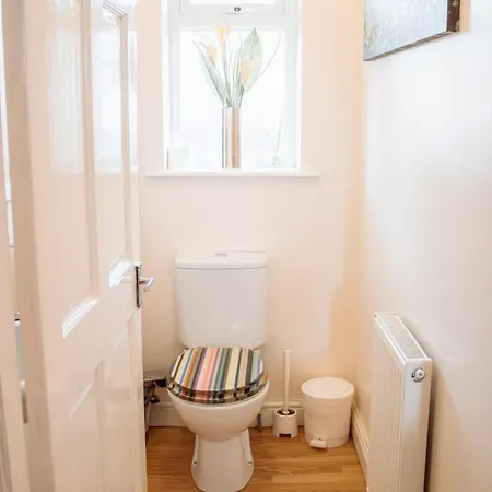 Spacious With Free Parking 公寓