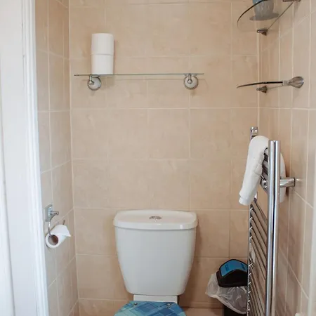 Spacious With Free Parking *